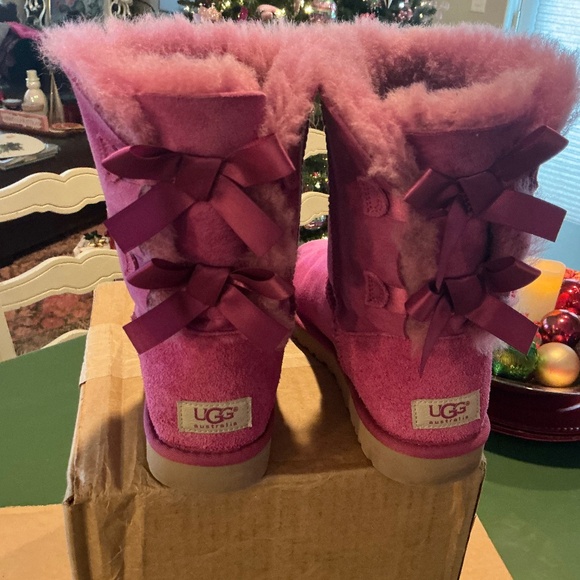 NEW UGG Australia Bailey Bow II Boots Satin Bows Paz Pink sz 7 - Picture 1 of 4